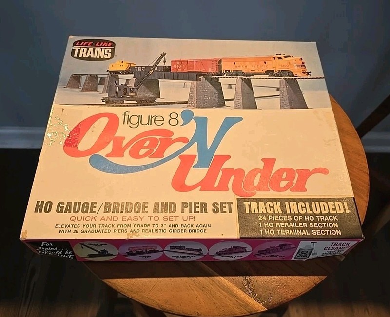 Ho scale Life-like Figure 8, Over-N-Under Bridge and Pier Set
