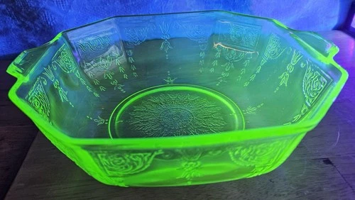 Uranium green depression glass Anchor Hocking Princess Serving Bowl 1930's Glows