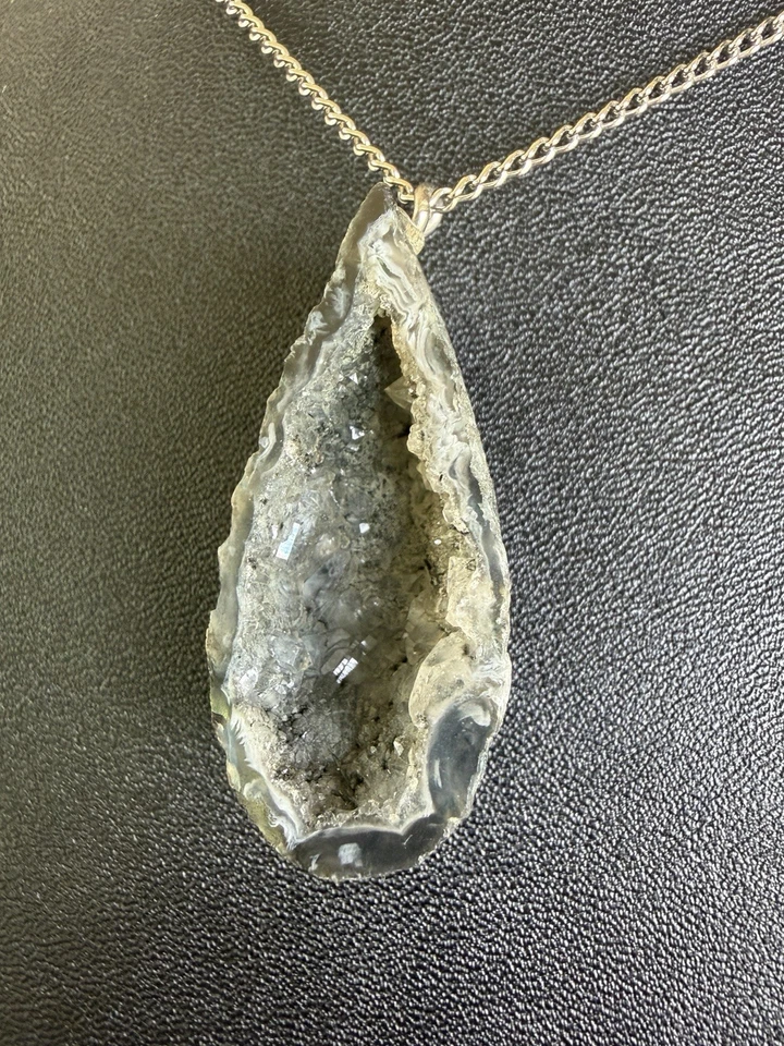 "Collar de cadena de plata de 23"" con colgante de rebanada de geoda natural gris druzy cristal" Foto 3 de 4