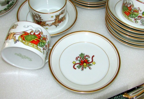 5 SETS FITZ & FLOYD ST. NICHOLAS FLAT CUPS AND SAUCERS - Picture 3 of 12