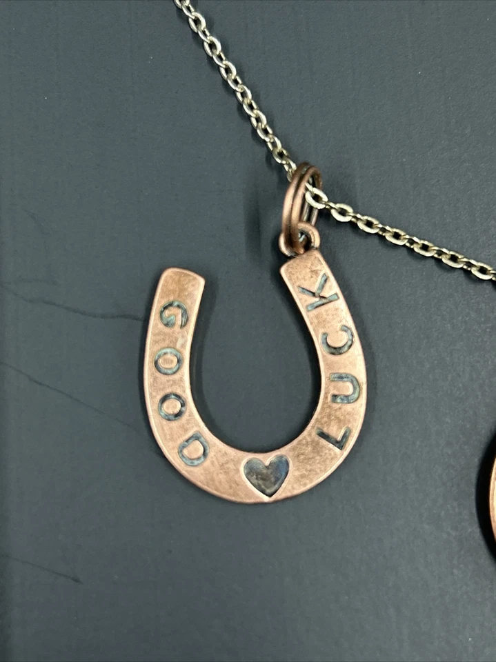 "Collar de la suerte de 4 dijes de cobre tréboles de herradura horquillas y cadena de 24"" C12" Foto 2 de 4