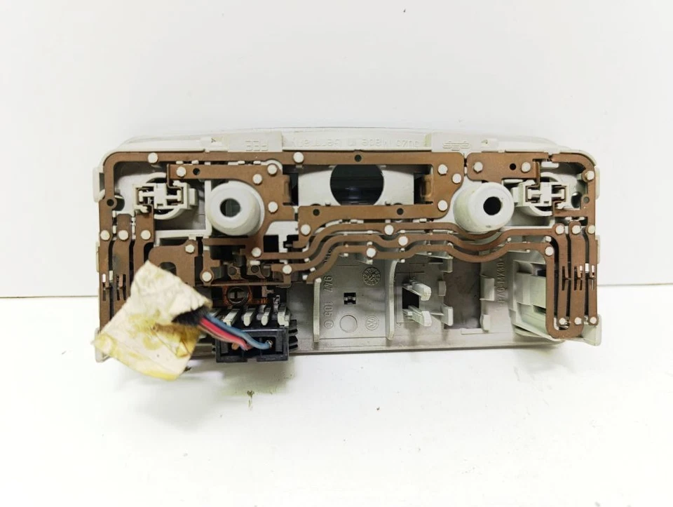 Volkswagen Golf IV 1999 Innenraumbeleuchtung vorne 3B0947105C UST131642 - Imagem 2 de 4