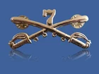 U.S MILITARY 7th CAVALRY METAL HAT BADGE PIN CROSSED SABERS SWORDS GEORGE CUSTER