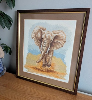 Vintage Elefant Nadelspitze Wandteppich gerahmt - Aufladender afrikanischer Elefant - 43 cm