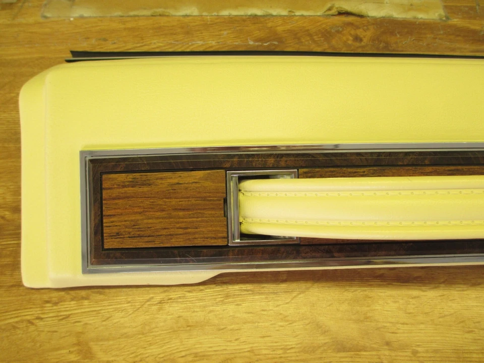 1980-1985 CADILLAC SEVILLE RIGHT REAR DOOR PULL HANDLE / TRIM ASSEMBLY YELLOW - Image 3 of 4