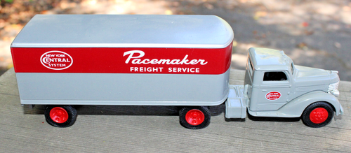 ERTL 1948 Diamond T New York Central Pacemaker Tractor-Trailer 1:43 Diecast