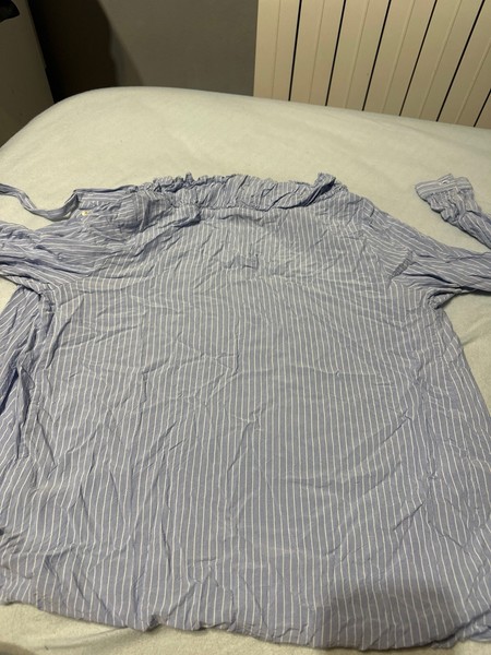 Camisa de Rayas Azules y Blancas con Cuello Fruncido y Volantes MUJER
