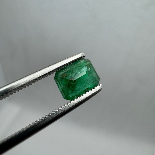 0.75 Carat Top Quality Natural Green Emerald Cut Gemstone From swat Pakistan - Picture 13 of 13
