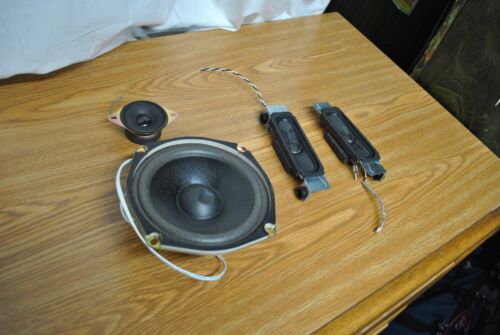 LOT 4 USED Salvage Speakers from TV and Karaoke 3.5" 2" 4" Sony Vizio Unbranded - Afbeelding 1 van 5