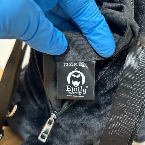 Mochila grande Emily the Strange Sneaky Neechee felpa gato negro - Imagen 5 de 6