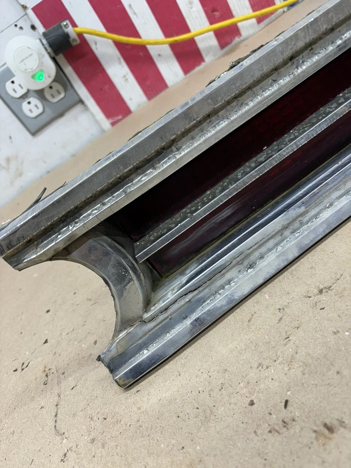 Lanterna traseira usada 65 1965 Buick Skylark Gs 5956562 formato áspero direito fabricante de equipamento original - Imagem 2 de 4