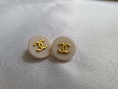 SET BESTEHEND AUS ZWEI CHANEL ACRYL KNÖPFEN CREMEWEISS 16 MM