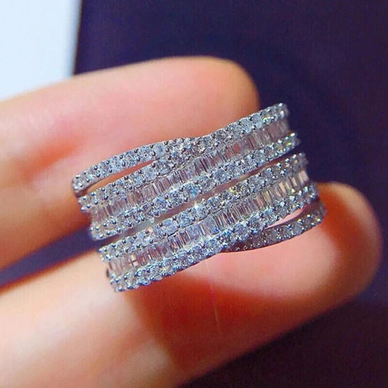 Alianza de boda de eternidad baguette de diamantes creada en laboratorio de 4,20 quilates enchapada en oro blanco de 14 quilates