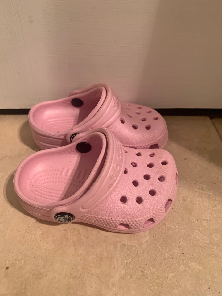 Zuecos Crocs Talla 2/3 Bebé Niña Color Rosa Goma Clima Cálido Infantil Foto 3 de 4