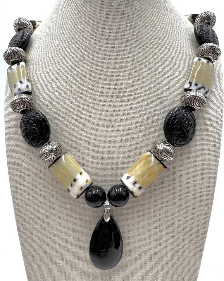 Collar con cuentas talladas negras con detalles de plata broche de palanca 22 pulgadas Foto 2 de 4