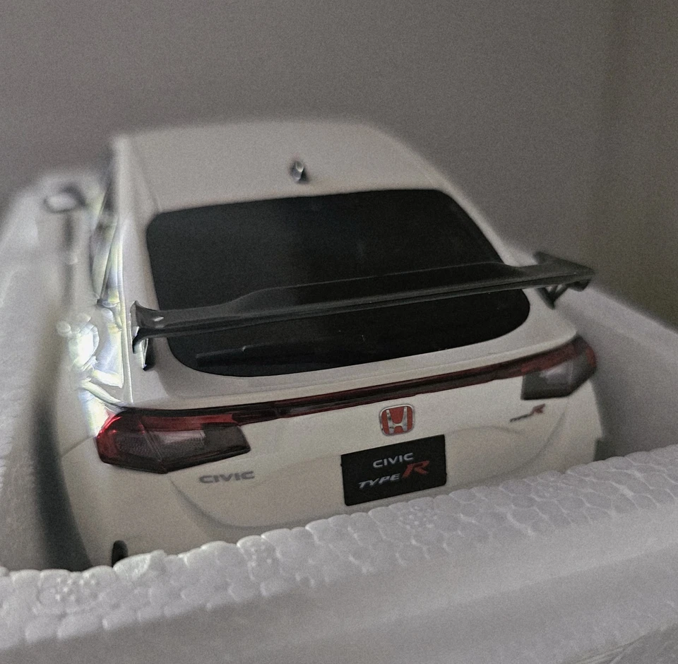 Honda Civic Tipo R (FL5) -- Blanco -- Otomóvil 1/18 Foto 3 de 4