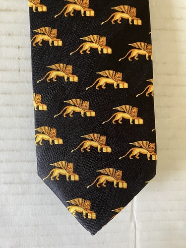 Fabris Venezia Herrenkrawatte Krawatte Seide Satin schwarz gold Griffin Repeat 58" Neu mit Etikett