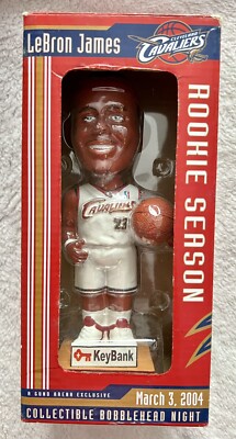 2体セット　ボブルヘッド　NBA　レブロン　カーメロ　2004　ルーキー LEBRON JAMES ROOKIE SEASON BOBBLEHEAD SGA 2004 CLEVELAND CAVALIERS