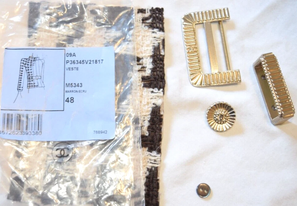 CHANEL 100% Authentic Silver Buckle & Button and 2 Brooches  Kit CC Logo M5343 - Image 3 of 4
