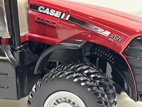 Case/IH 370 CVT Magnum Tractor w Duals All Around & Cab Glass 1/64 by Ertl - Picture 6 of 16