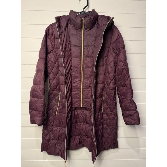 Casaco acolchoado Michael Kors com capuz enchimento empacotável Borgonha médio - Imagem 2 de 4