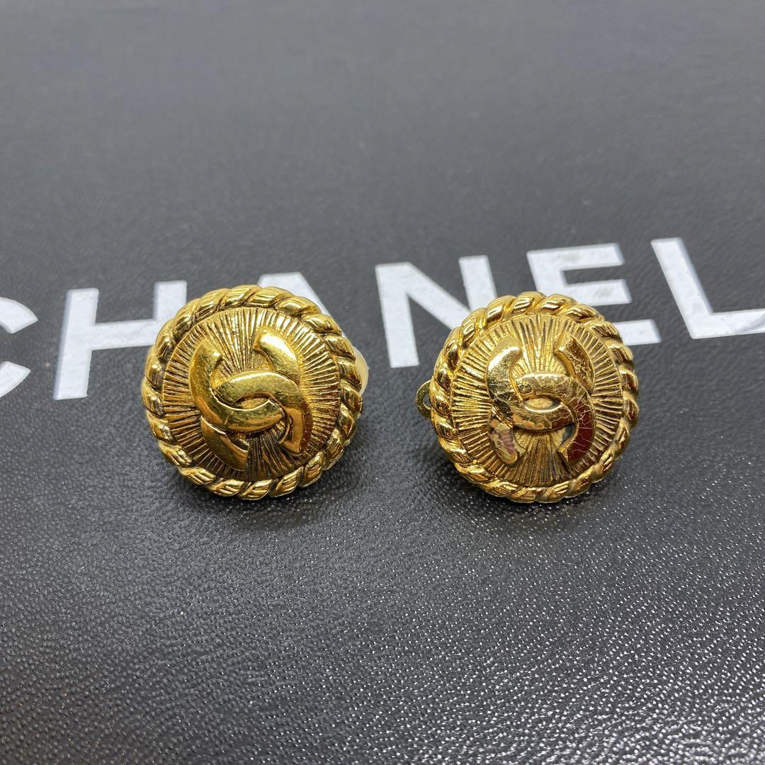 【CHANEL】CC logo earrings F24V (gold)★CCロゴ イヤリング CHANEL CC Logos Round Vintage Clip-On Earrings Gold Tone 98P