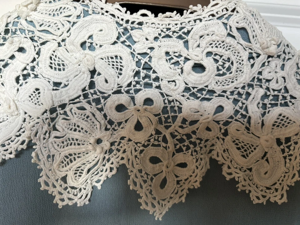 Antiguo cuello de niña vintage Bertha grande hecho a mano de encaje anudado ganchillo blanco roto Foto 4 de 4