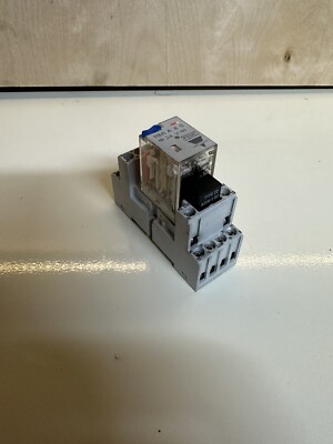 Carlo Gavazzi Relais 24 Volt DC Spule 4PDT RMIA45. Mit ZMI 15/4N Basis und Diode