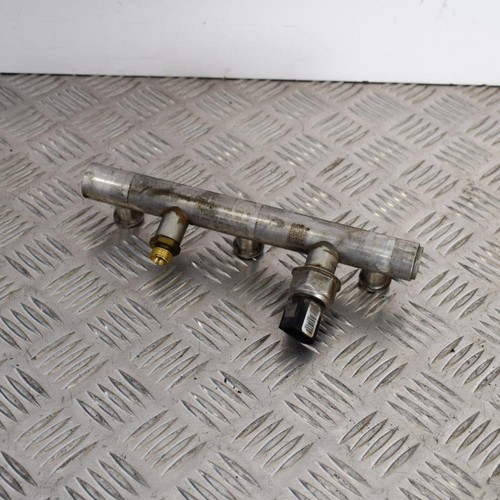 AUDI A4 B7 3.2 FSI 180 kW Kraftstoffleitung links mit Sensor 06E130089B 2007