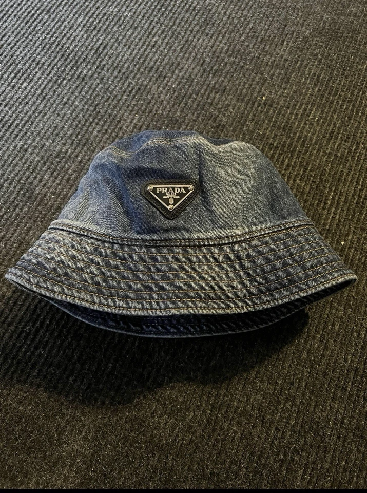 Prada Denim Bucket Hat Medium Size - Designer Blue Washed Denim Logo Hat Foto 2 de 3