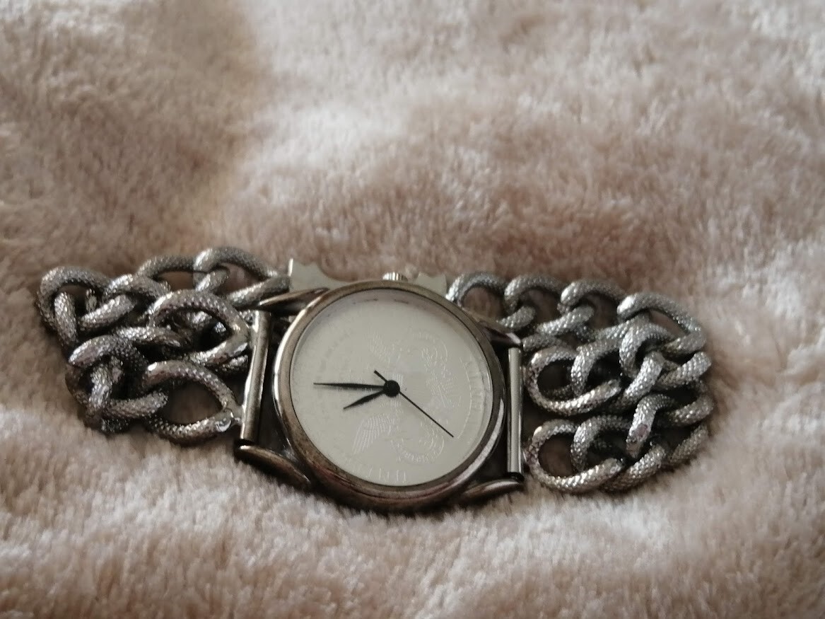 Montre Femme Douglas Classique - Cadran Blanc, Bracelet Cuir Synthétique Argenté - Quartz - Neuve