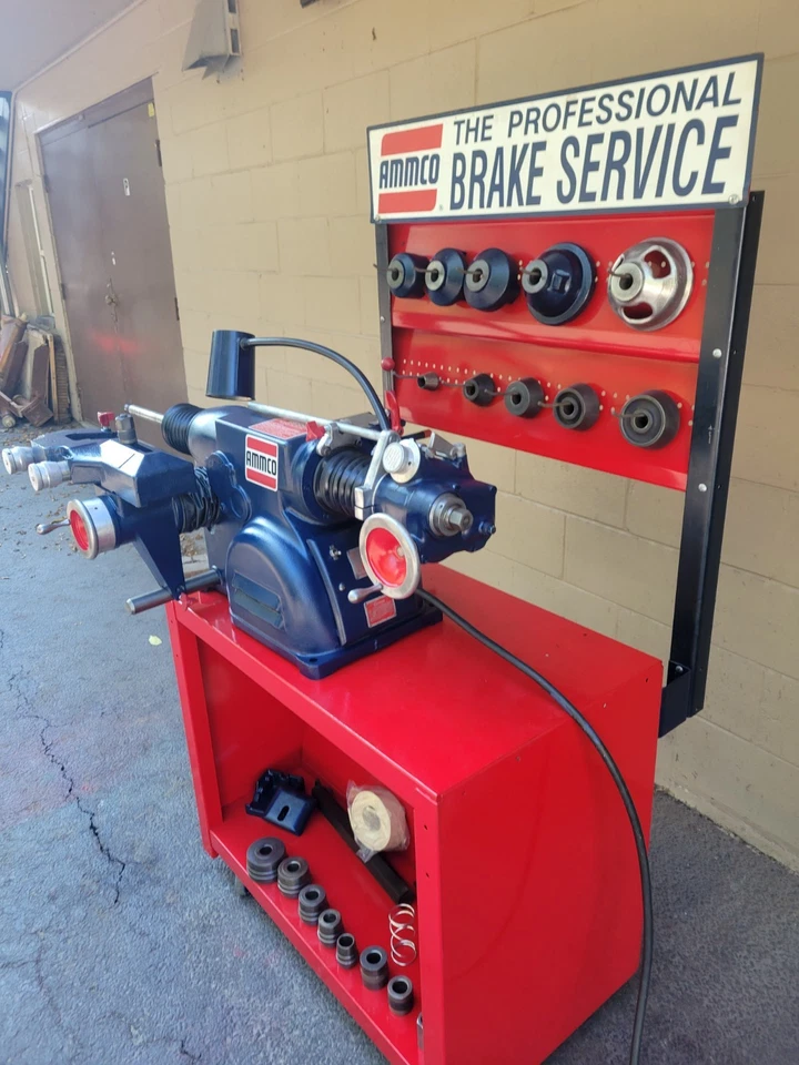 Torno de freno de disco y tambor Ammco 4000B cargado con adaptadores y herramientas Foto 3 de 4