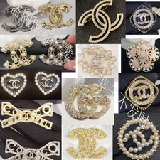 Women's Fashion Classic Three-dimensional Pearl Crystal Brooch GIFT