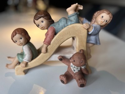 Goebel Porzellanfigur, Kinder auf Rutsche