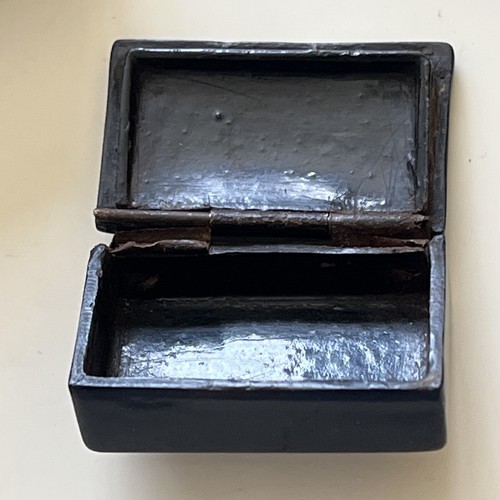 ANTIQUE PAPIER MACHE SNUFF BOX INLAID WITH ABALONE ON TOP + ONE FREE POORLY ONE - Picture 9 of 12