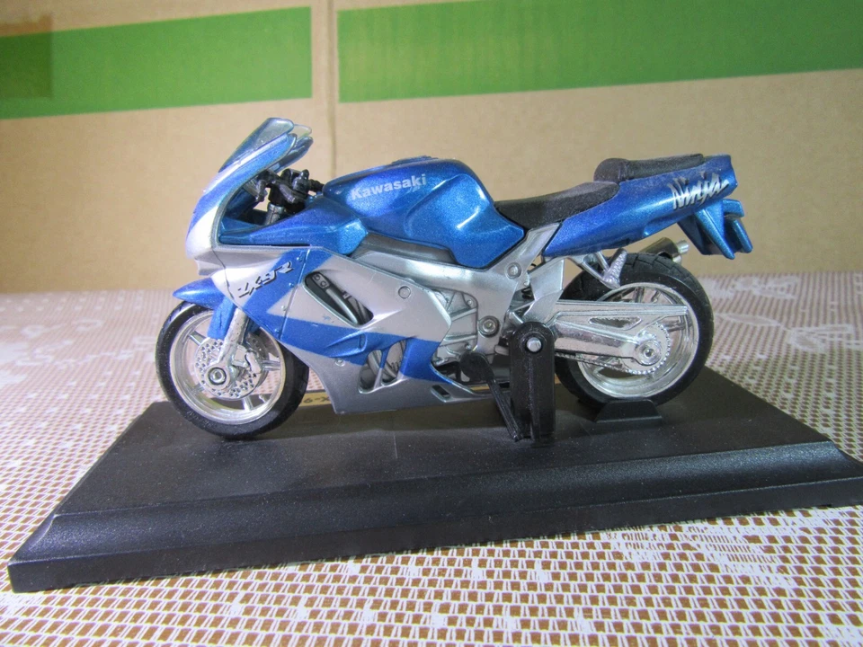 384Z Maisto Special Edition 39306 Kawasaki Ninja ZX-9R 1995 Bleu 1:18 + Socle - Photo 4/4