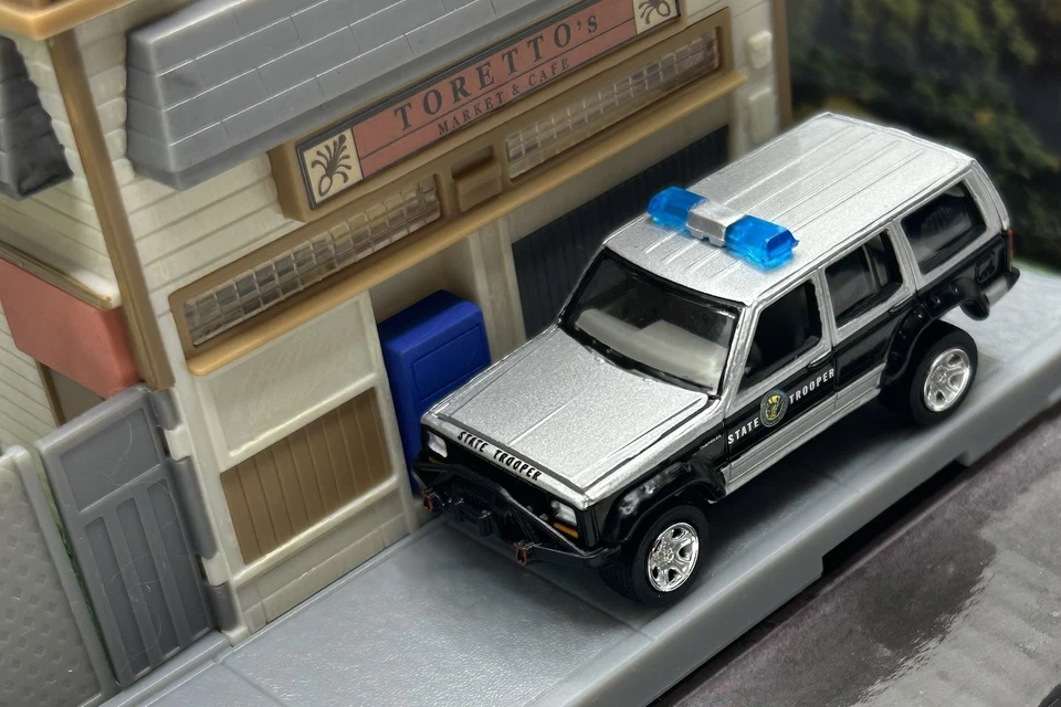 Jeep Cherokee Loose Collectible 1:64 Diorama Police Vehicle - Image 4 of 4
