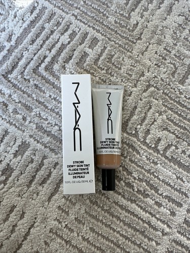 Mac Strobe Dewy Skin Tint Deep1 - Picture 3 of 3