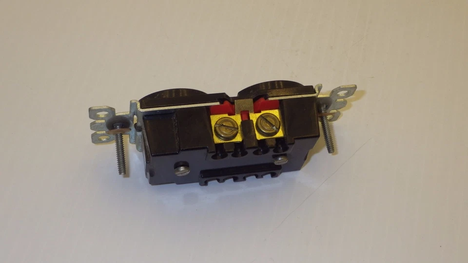 RECEPTÁCULO GENERAL ELECTRIC GL4550 DUPLEX GR TWIST-LOCK 15A 250V 2P, 3W ~NUEVO EN CAJA Foto 3 de 4