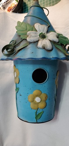 Rustikales rundes blaues Metall Vogelhaus mit Blumen 13" x 7" mit Aufhängeschlaufe.