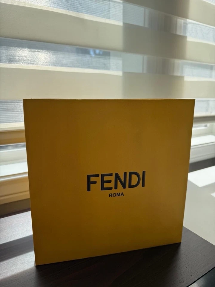 Nuevo sin etiquetas Nuevo Fendi Bebé Gris y Blanco Puntera Gorra Zapatos con Logo Talla I Foto 3 de 4