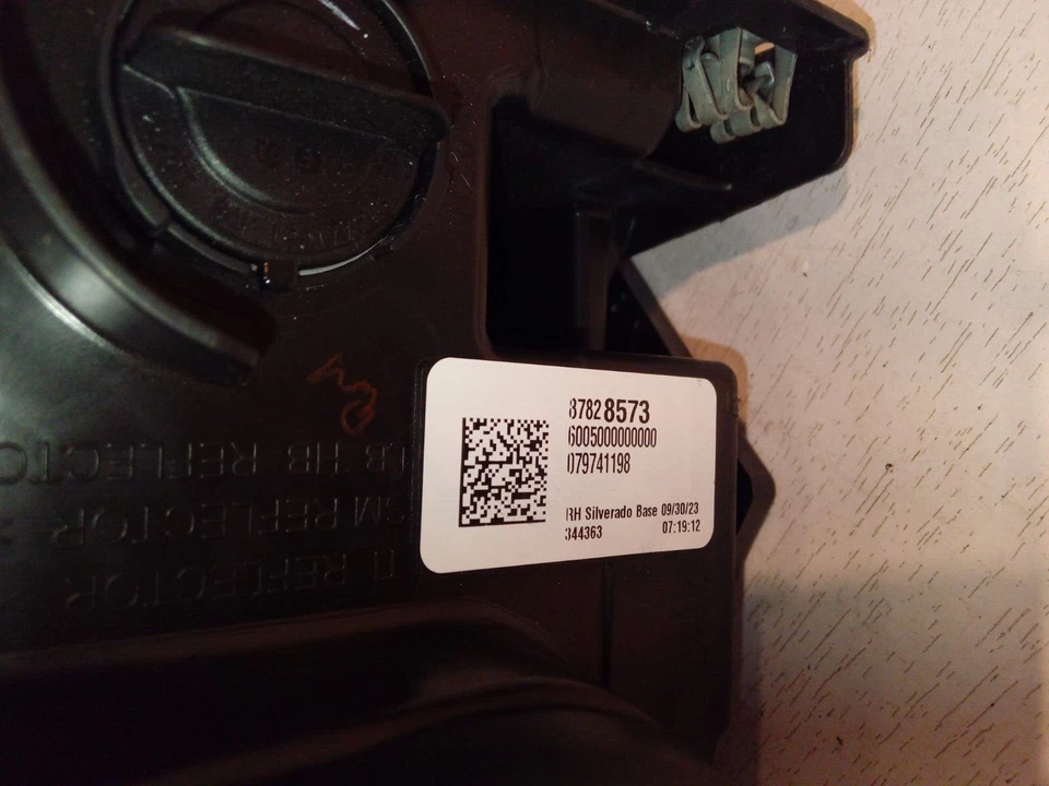 FARO HALÓGENO DERECHO CHEVROLET SILVERADO 1500 2022-2023 OEM 87828573 Foto 3 de 4