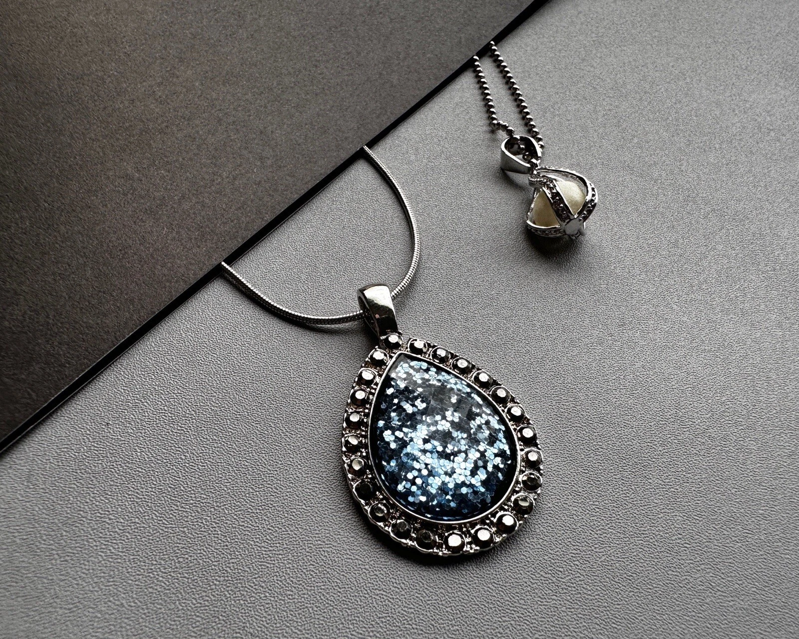 VETEMENTS Ciondolo Perla Finta Argento & Vetro Ciondolo Dropa Drusa con accenti Collana