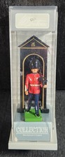 BRITAINS HERITAGE COLLECTION SCOTS GUARD W/WEAPON IN GUARD STATION 1989 NIB