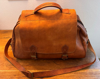 Braune Leder Reisetasche/Weekender mit Schultergurt Reißverschluss & Fächern