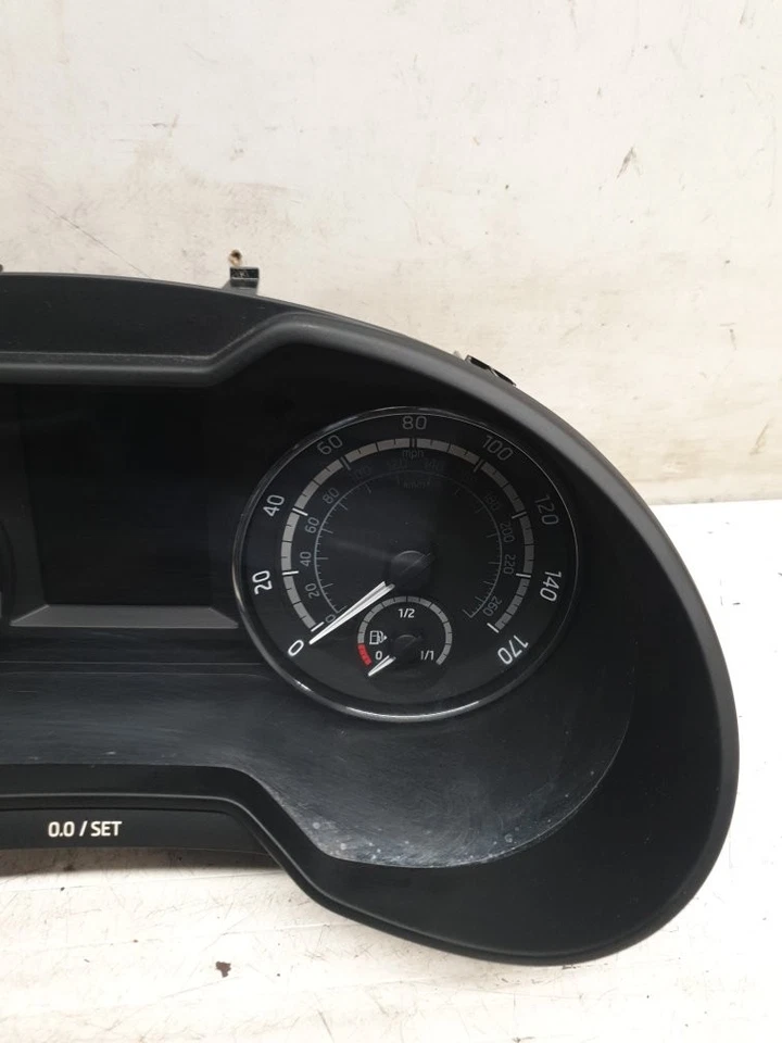 Skoda Octavia Mk3 Vrs 5 Door Estate 2012-2016 2.0 SPEEDO CLOCKS 5E0920946B - Image 2 of 4