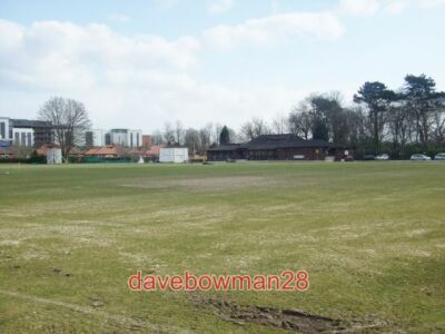 FOTO DIDSBURY CRICKET CLUB MIT BLICK ÜBER DIDSBURY CC'S WILMSLOW ROAD BODEN T