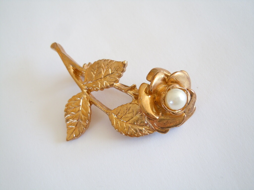 アクセサリー TOGA flower brooch Light Blue Brooch with Figure 8 Puddling Juliana Flower