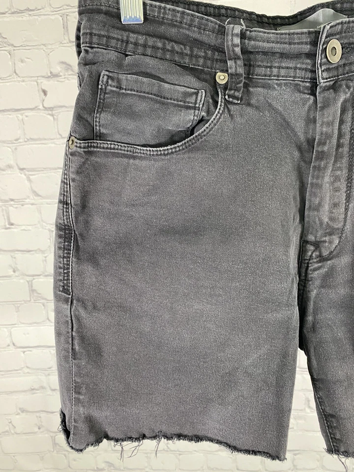 Pantalones cortos de mezclilla desgastados negros descoloridos Saks Fifth Avenue para mujer (28 x 5) Foto 2 de 4