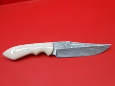 Coltello da caccia damascato modello fatto a mano manico in osso di cammello con fodero S475